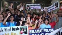 Nicol David mit Fans