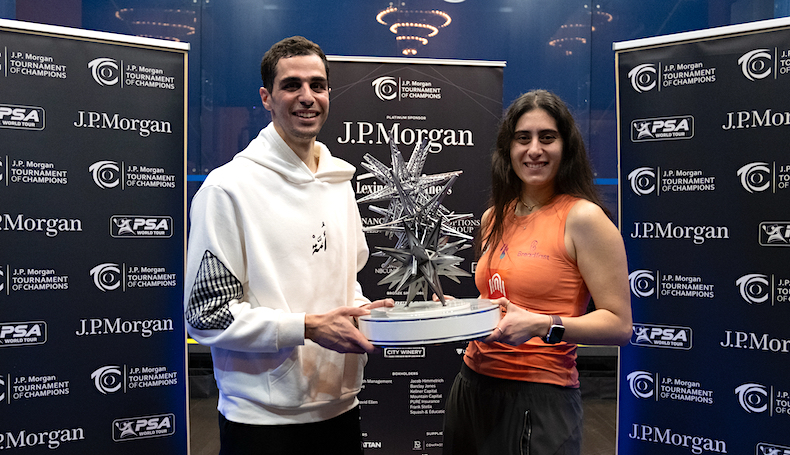 Ali Farag und Nour El Sherbini mit Pokalen (Tournament of Champions 2024)